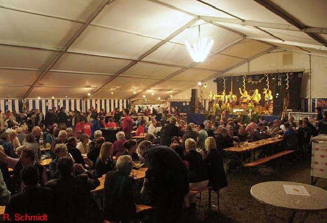 Festzelt, musikalisch angetrieben durch SPATZENSOUND