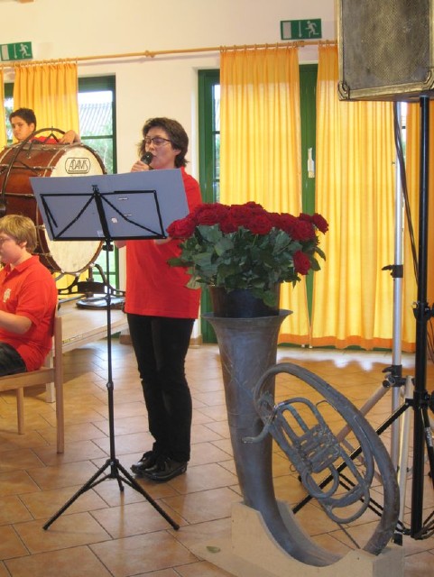 Edith unsere Moderatorin vor dem Rosen-Helikorn